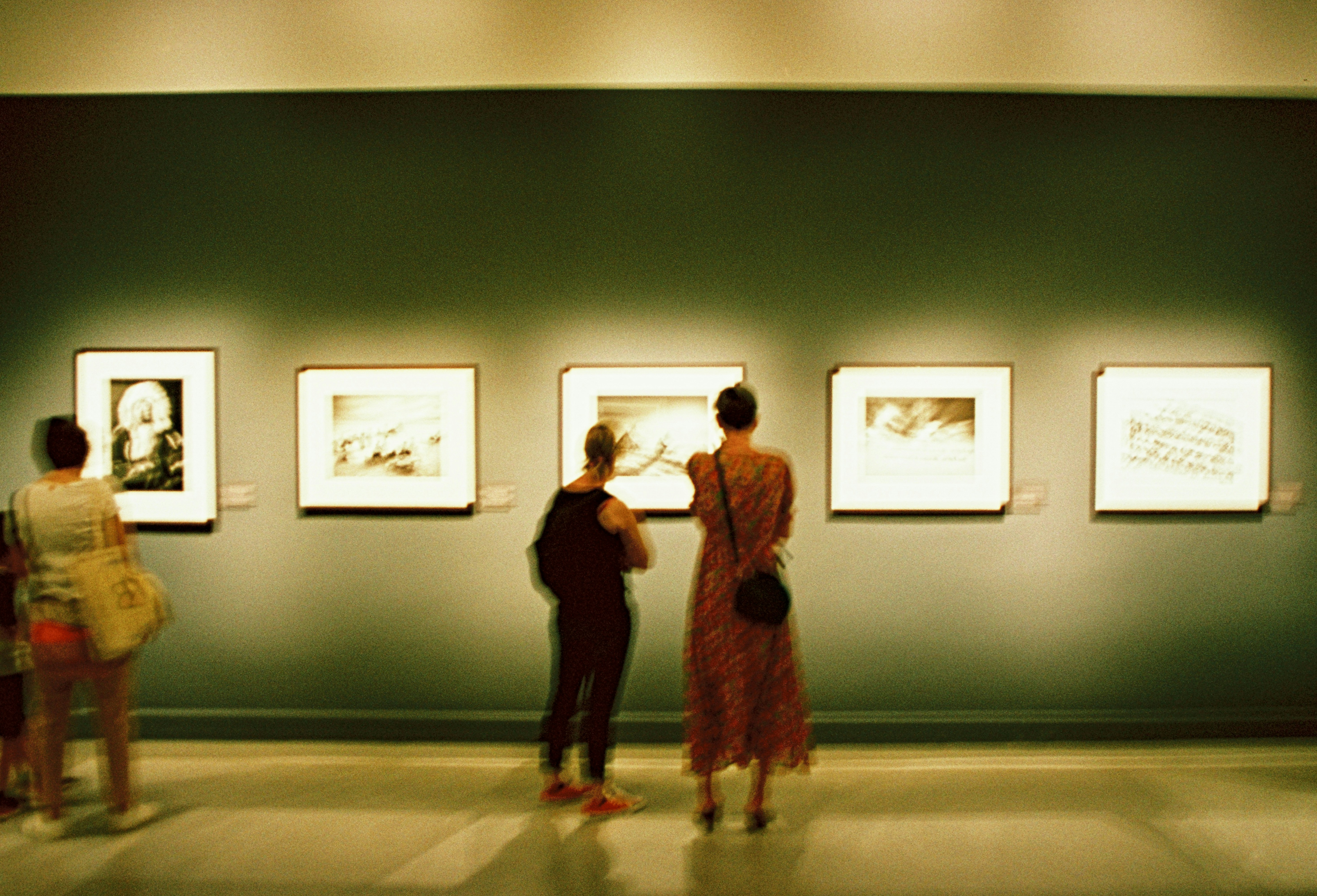 ロボスクエアのエントランス付近で、Pepperが出迎えている様子