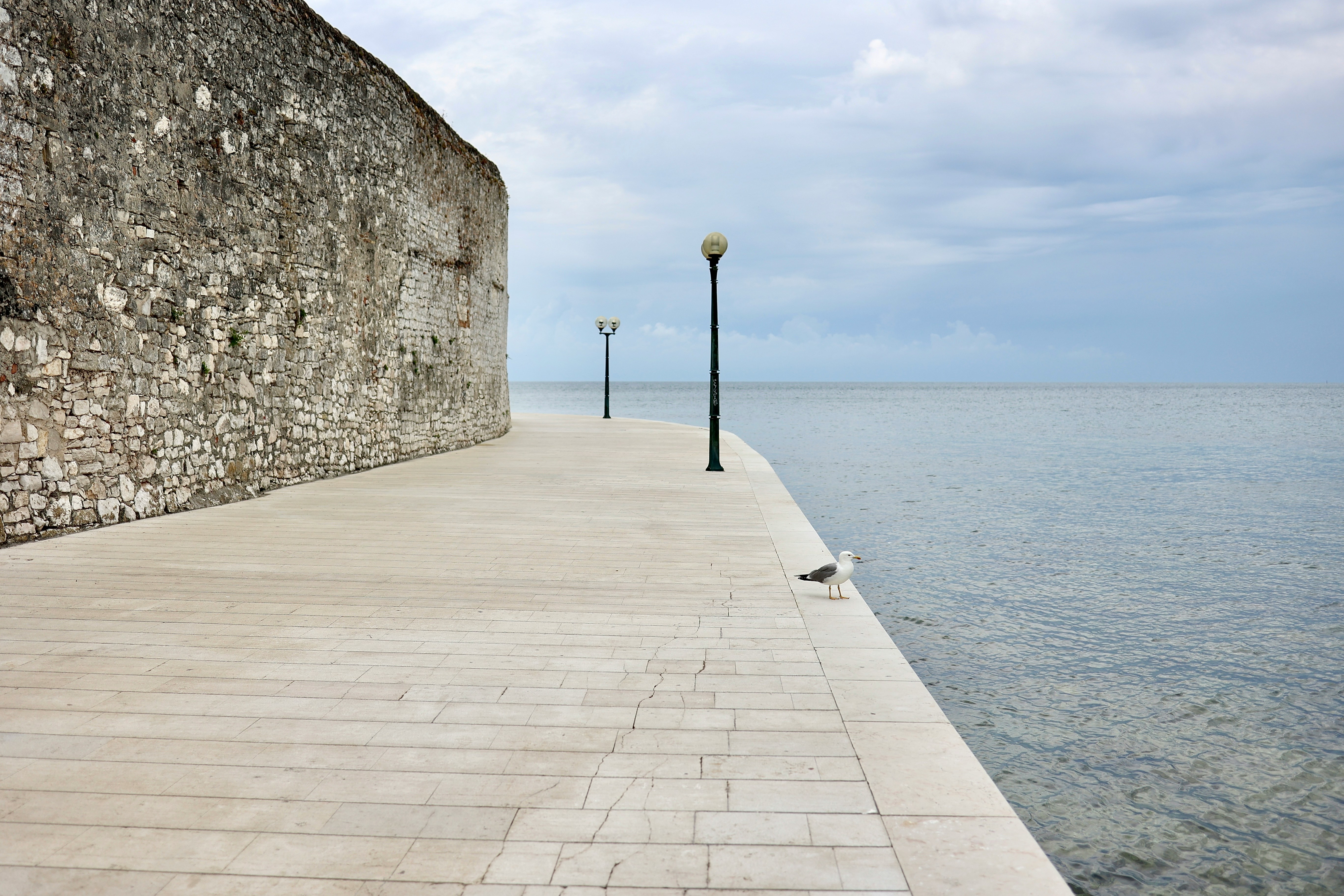 VRゴーグルを装着し、笑顔で手を伸ばしている女性