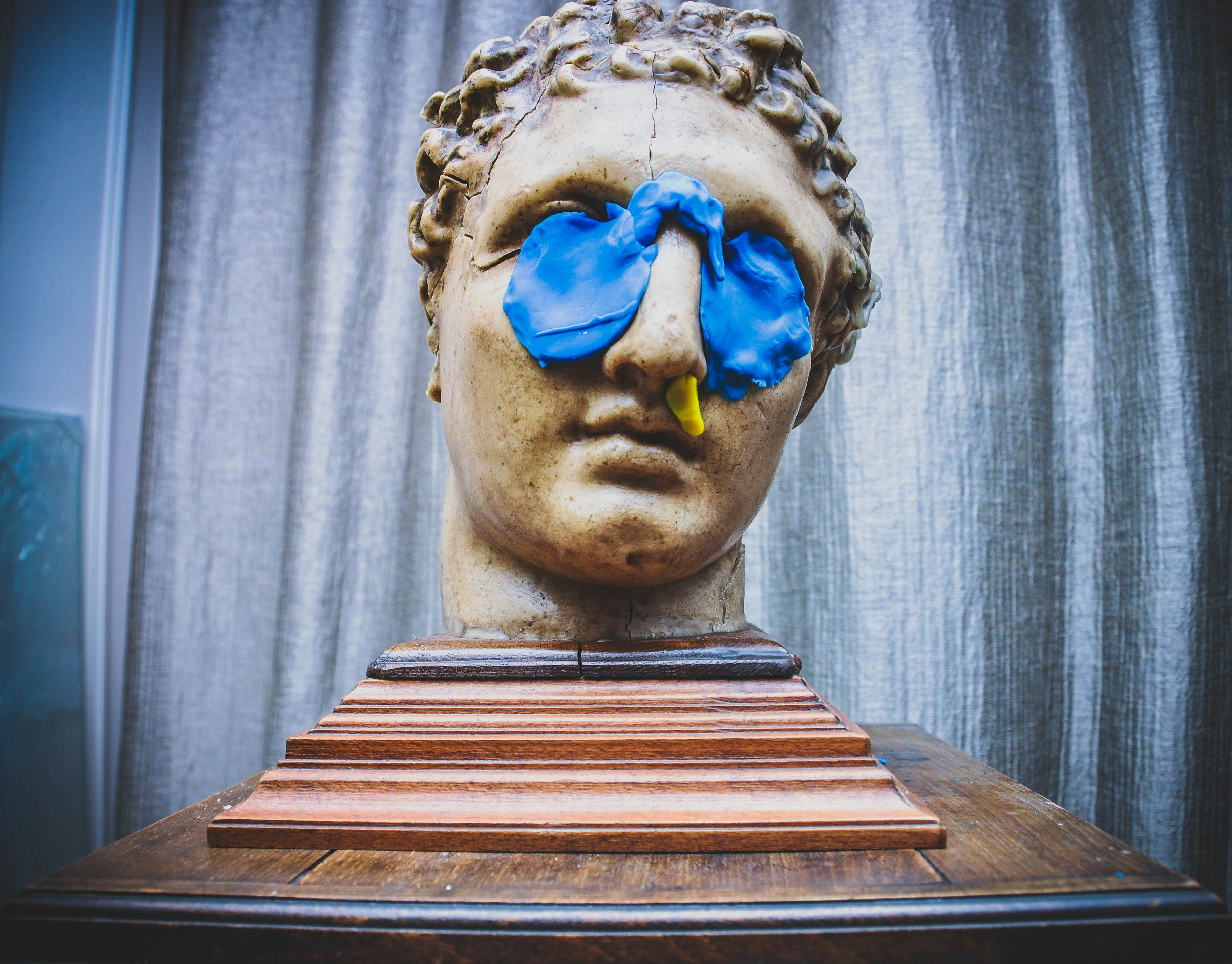 広場にある手作りの遊具で遊ぶ子供たちの様子