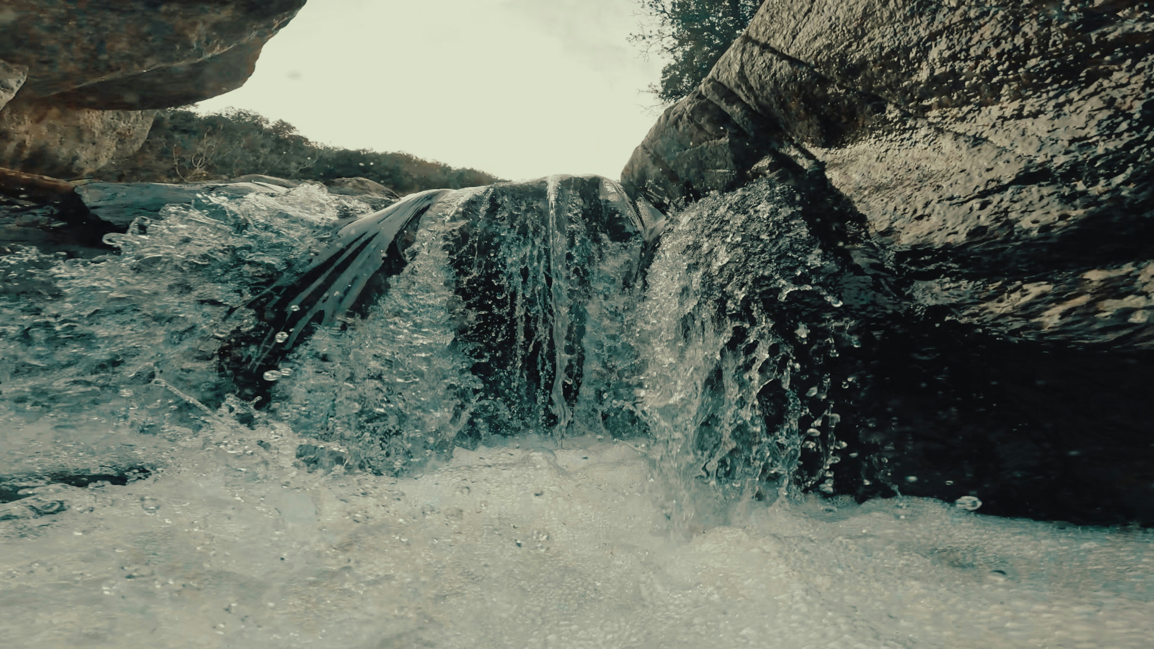 白糸の滝を正面から捉えた写真