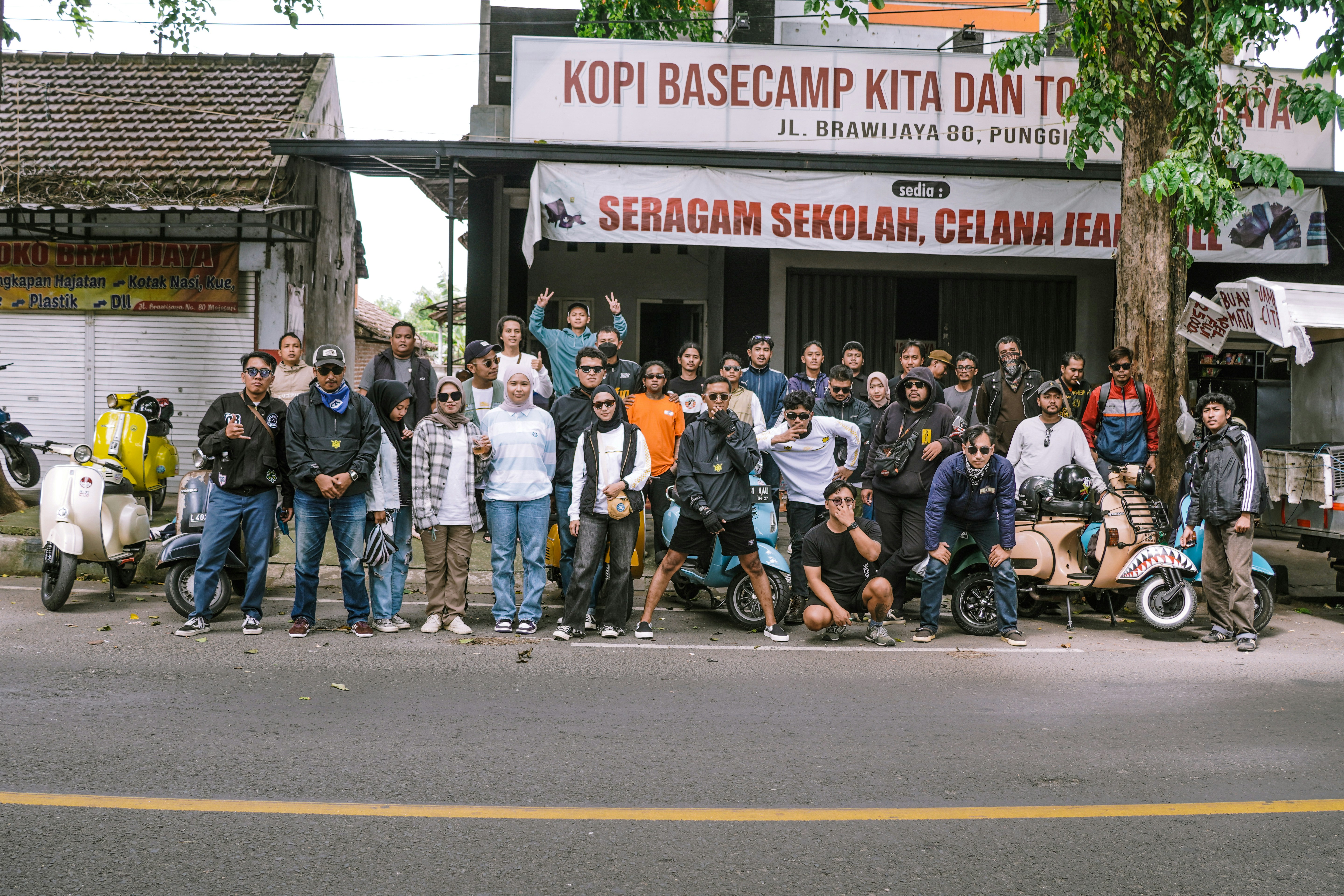 ポータブル電源を使ってイルミネーションライトを灯し、夜のBBQを楽しんでいる様子