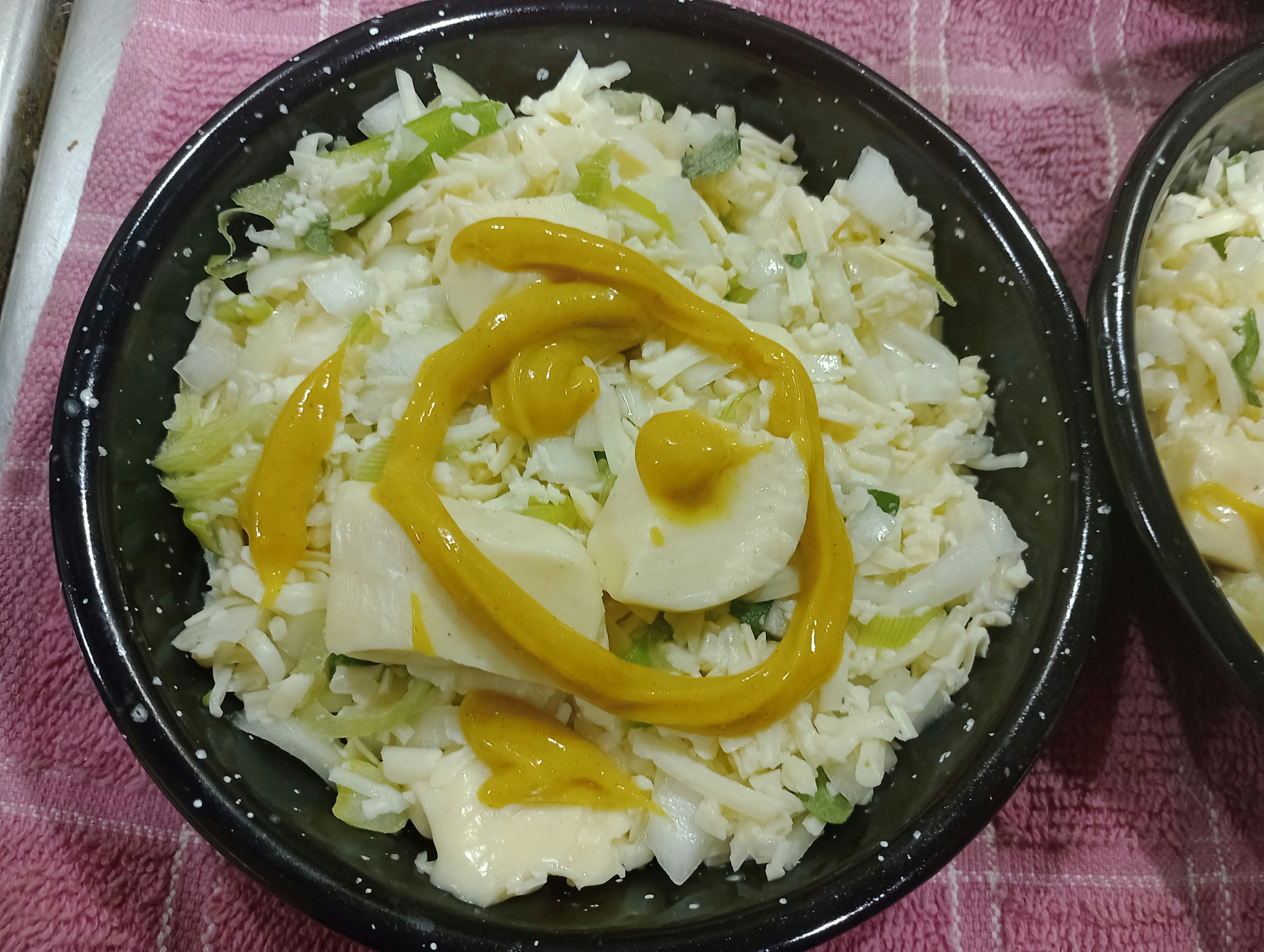 彫刻の森美術館にある、ネットの森で遊ぶ子供たちの様子