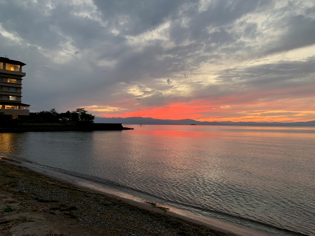 BBQコンロの周りで、子供たちがシャボン玉で遊んでいる様子