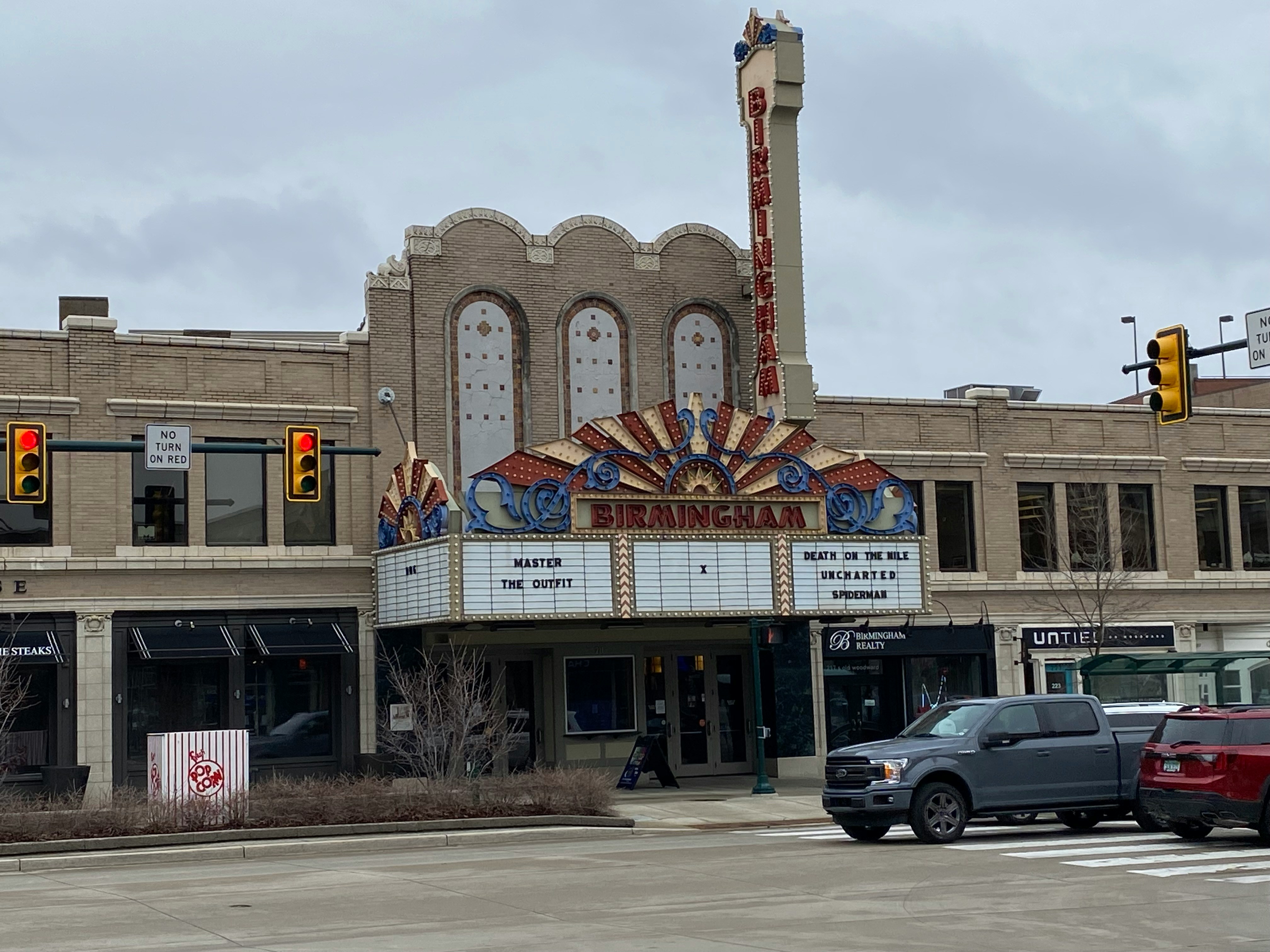 地元のお祭りで、子供たちが伝統的な踊りを披露している様子