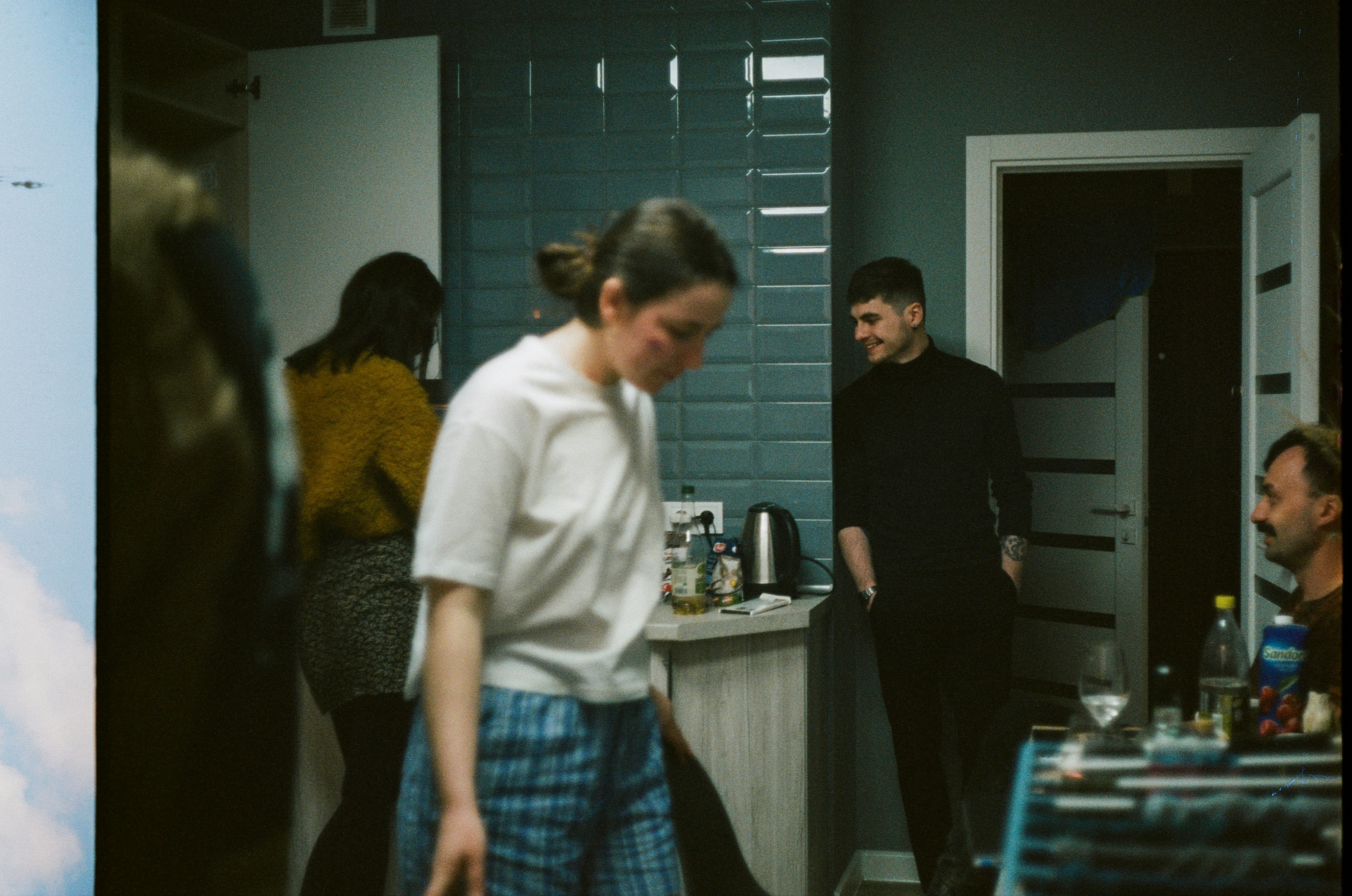 窓から見える夕暮れの街並み